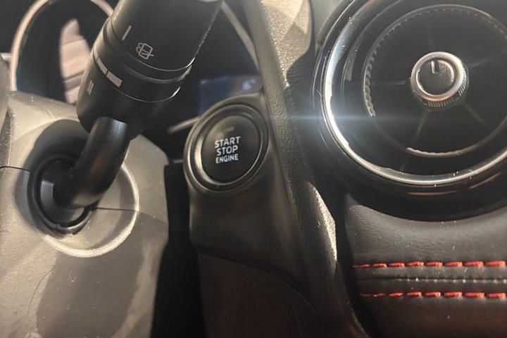 Grå Mazda 2 fra 2015