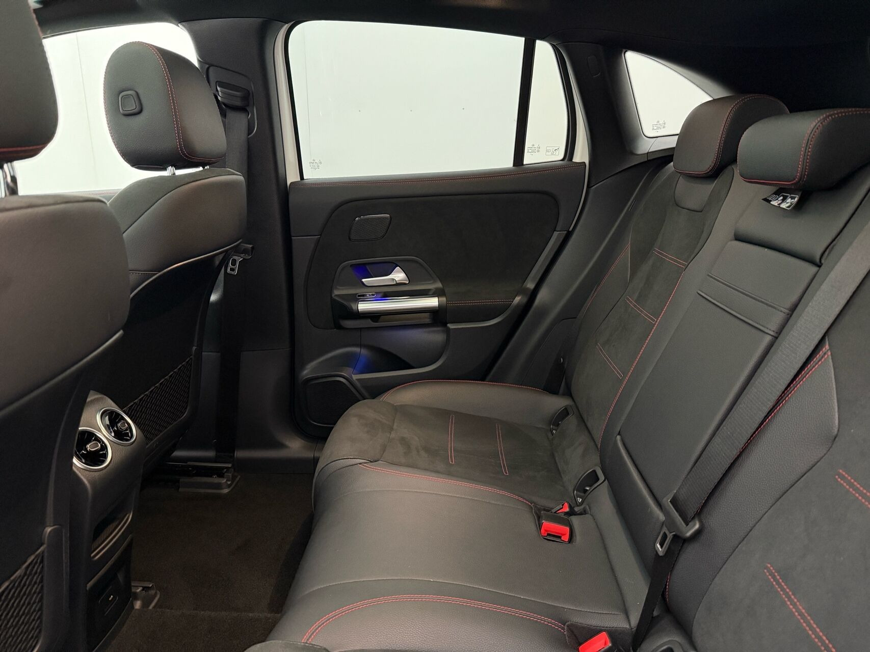 Hvid Mercedes EQA250 fra 2021