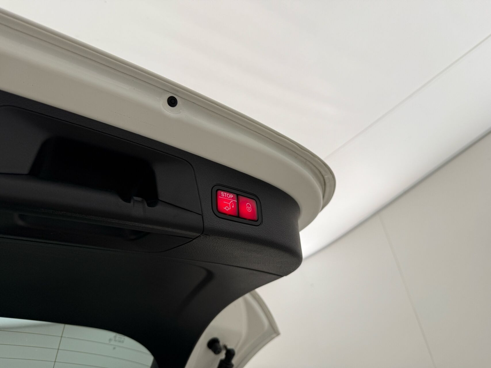 Hvid Mercedes EQA250 fra 2021