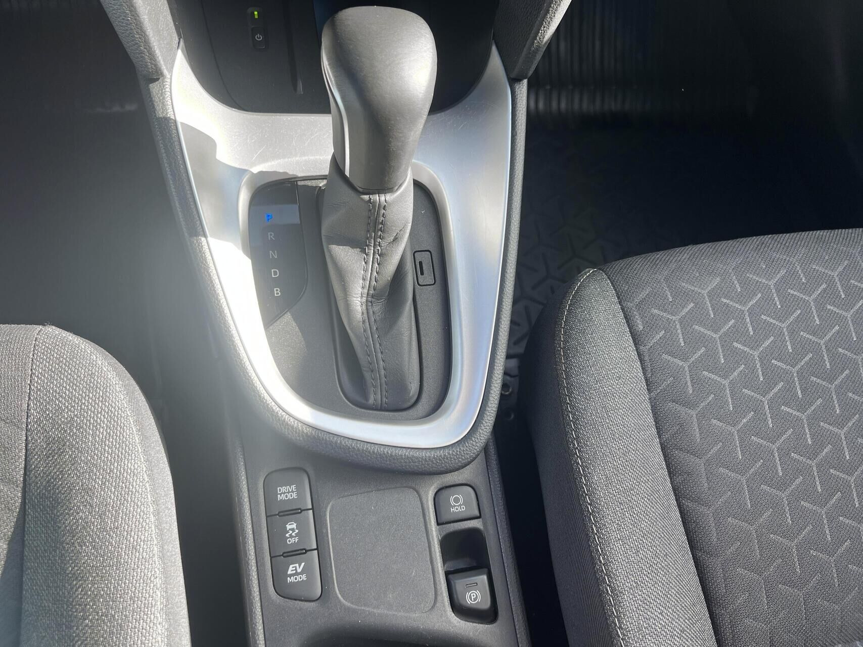 Grå Toyota Yaris Cross fra 2022