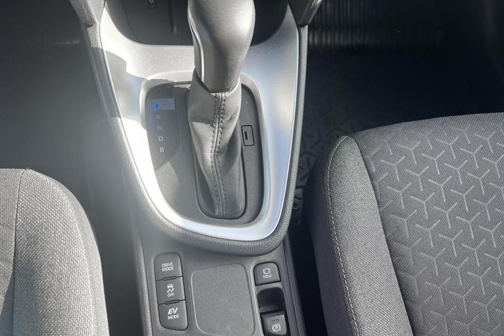 Grå Toyota Yaris Cross fra 2022