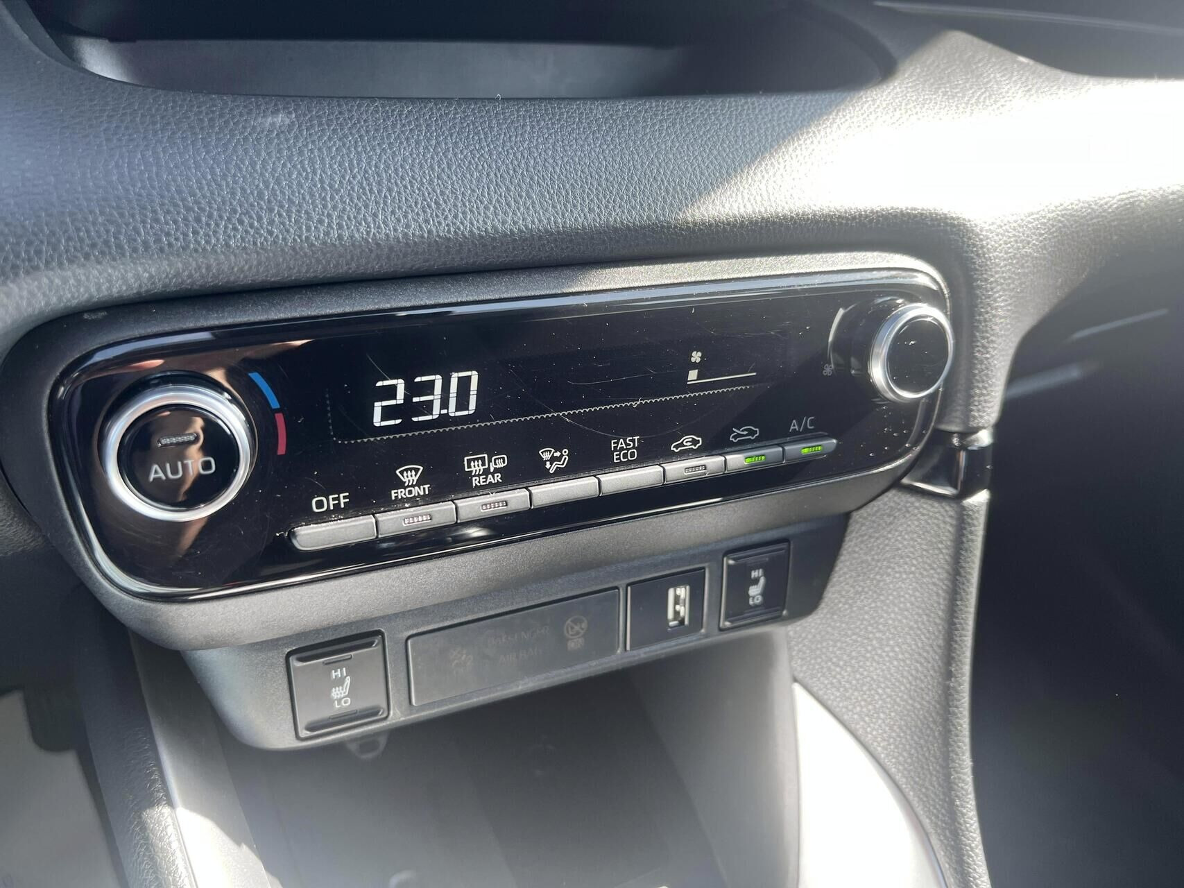 Sølv Toyota Yaris fra 2022