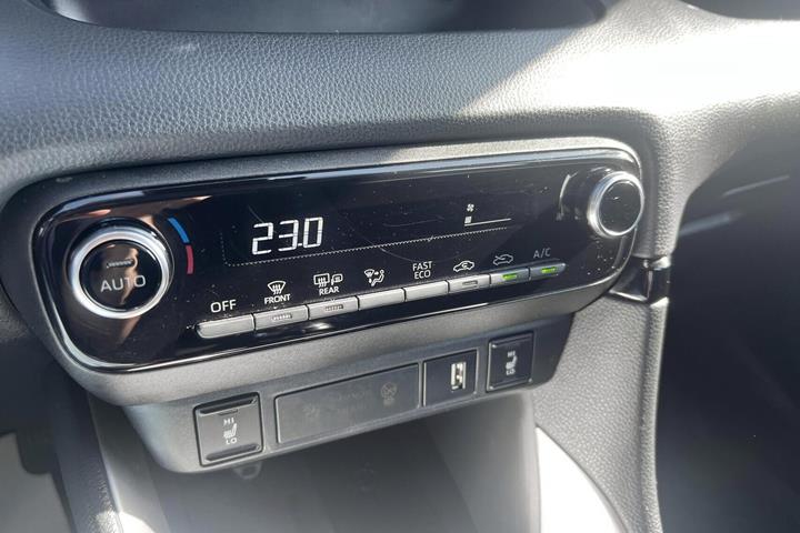 Sølv Toyota Yaris fra 2022