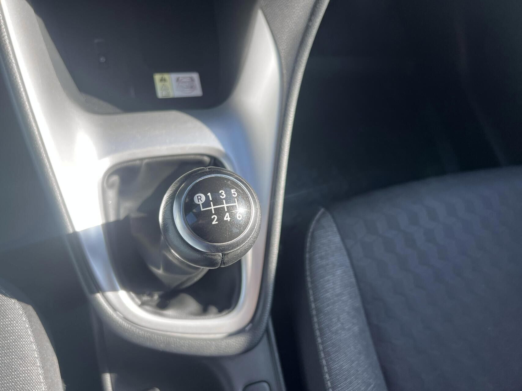 Sølv Toyota Yaris fra 2022
