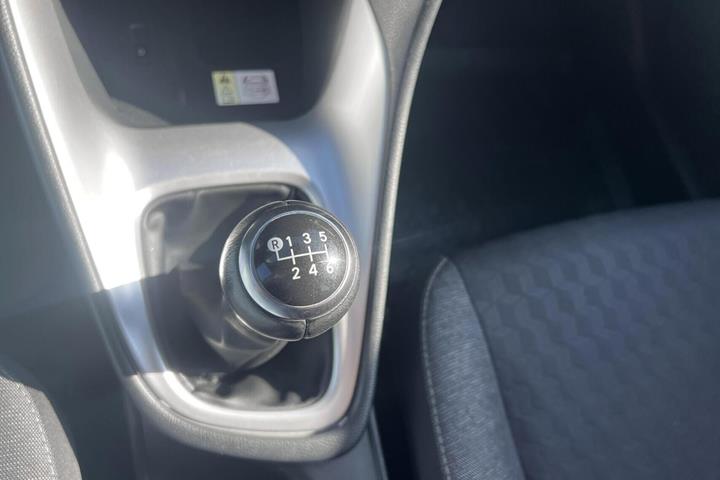 Sølv Toyota Yaris fra 2022