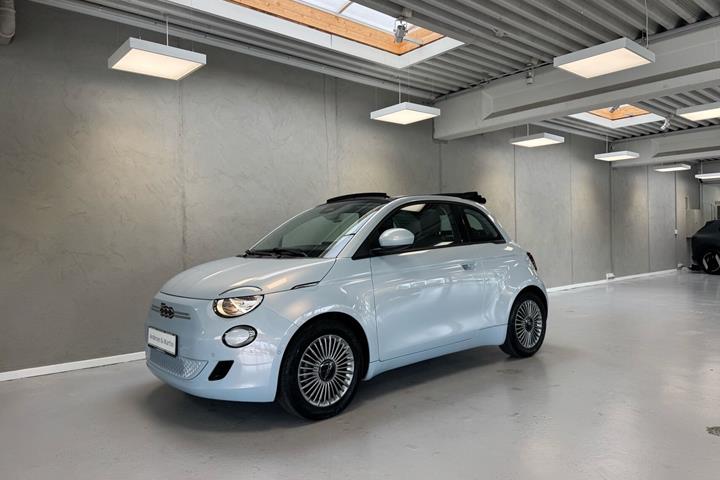 Blå Fiat 500e fra 2023