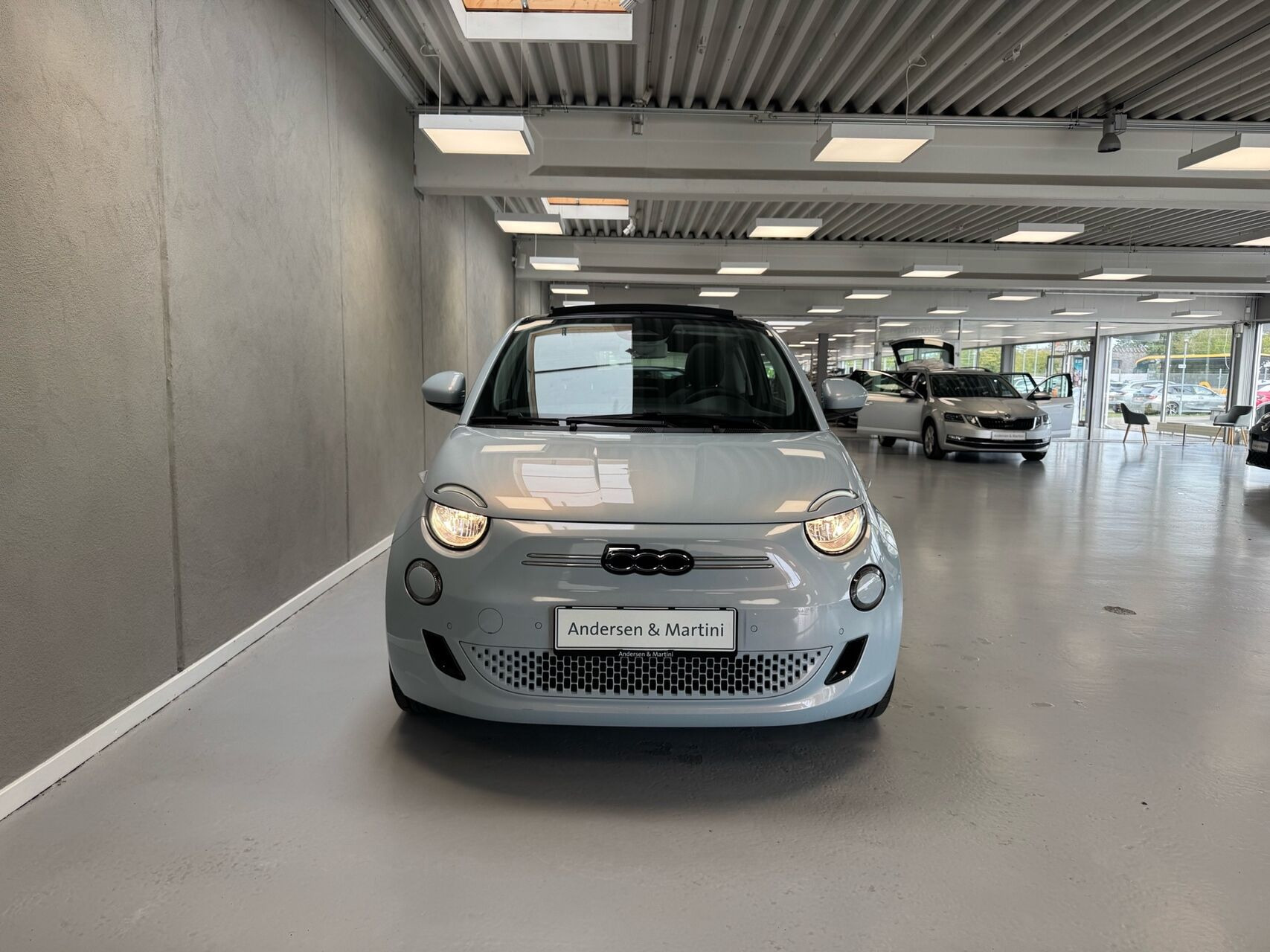 Blå Fiat 500e fra 2023