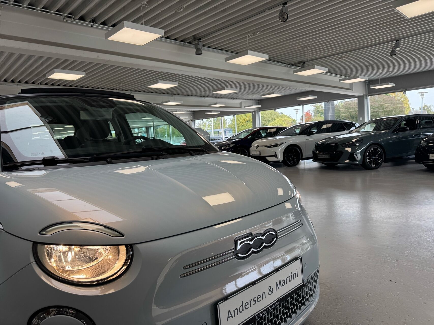 Blå Fiat 500e fra 2023