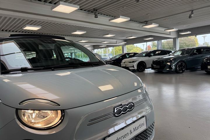 Blå Fiat 500e fra 2023