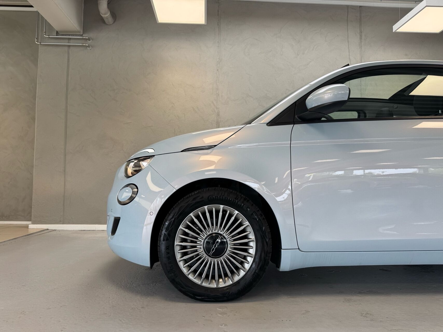 Blå Fiat 500e fra 2023
