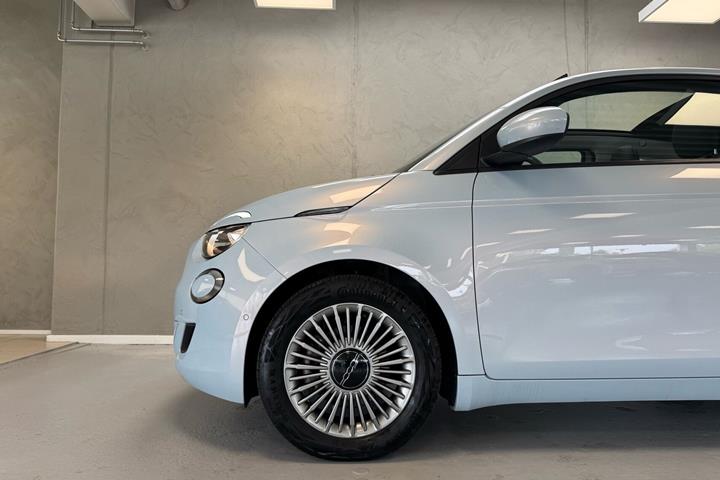 Blå Fiat 500e fra 2023
