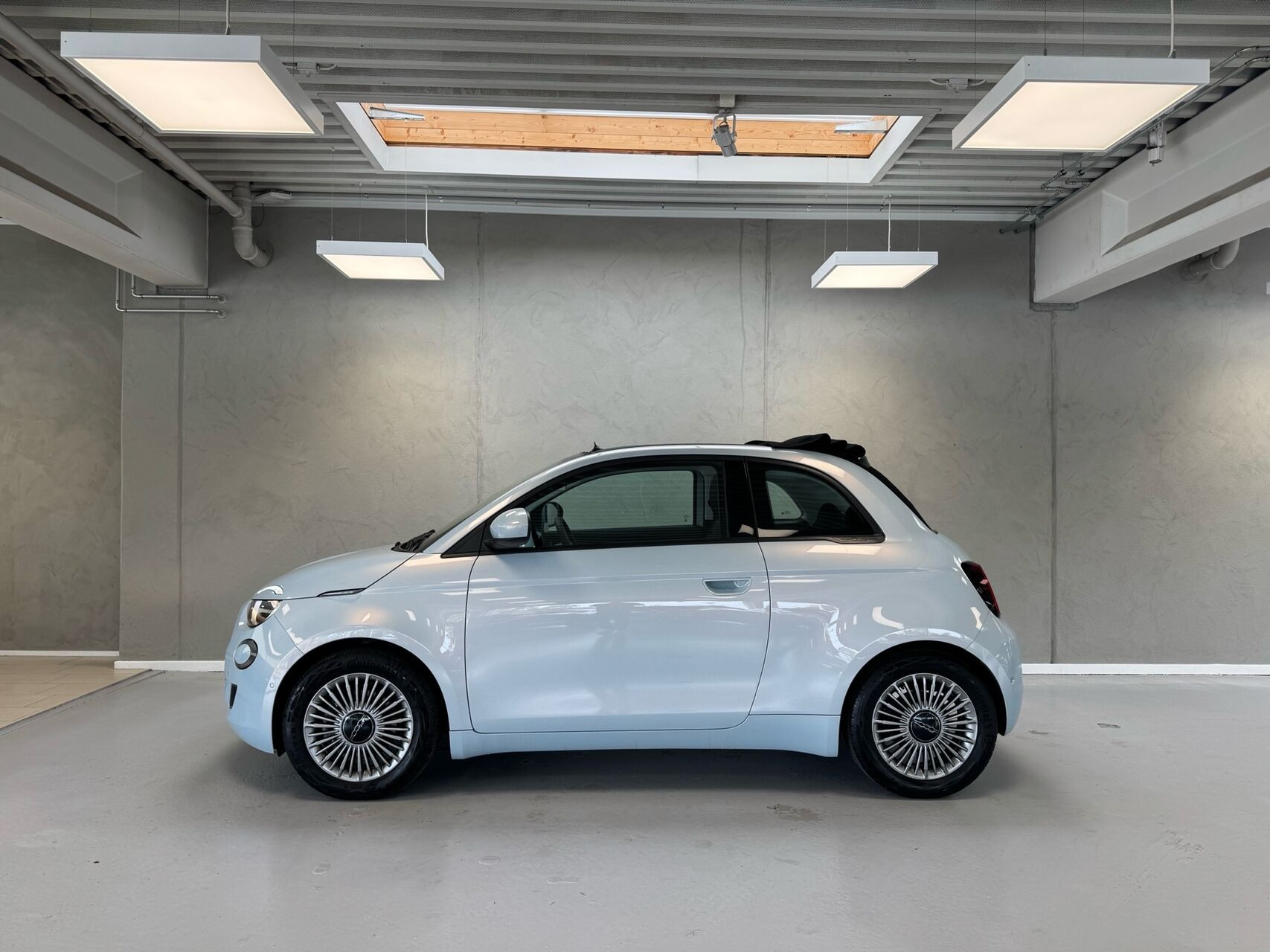 Blå Fiat 500e fra 2023