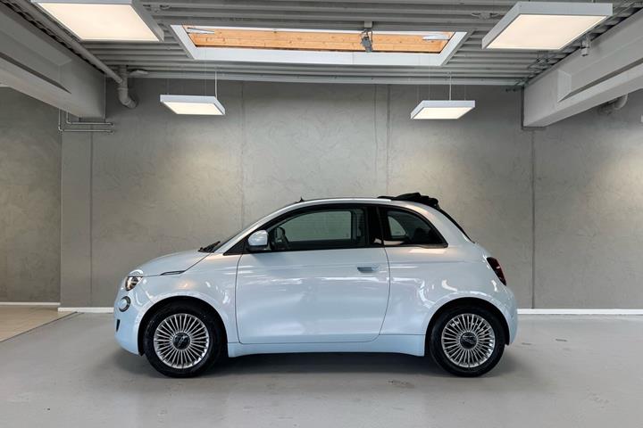 Blå Fiat 500e fra 2023
