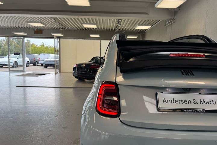 Blå Fiat 500e fra 2023