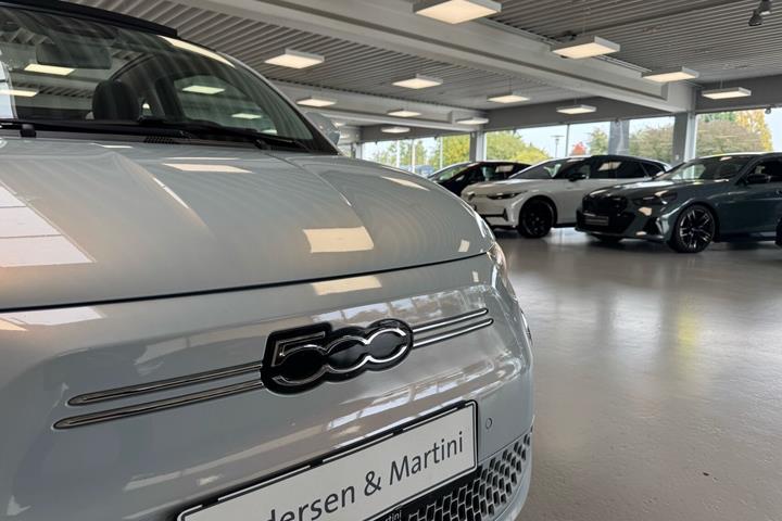 Blå Fiat 500e fra 2023