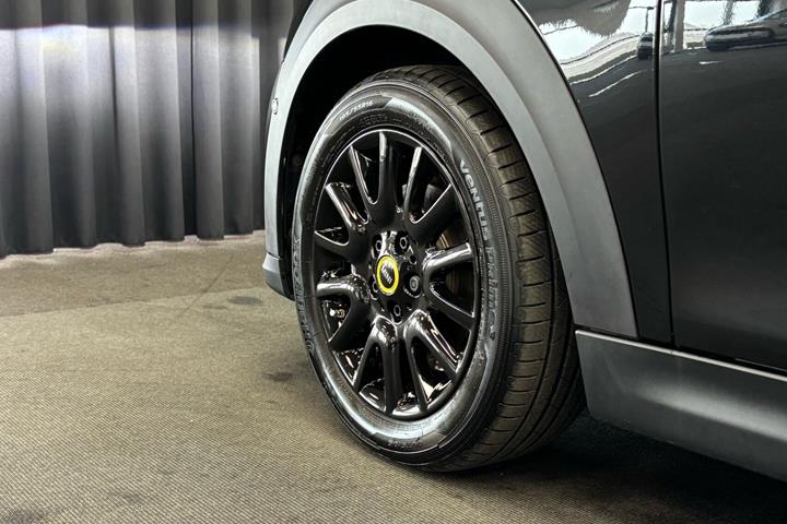 Hvid Mini Cooper fra 2023