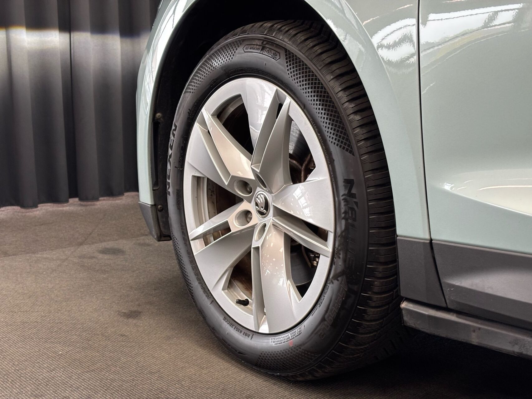 Grå Skoda Enyaq fra 2021