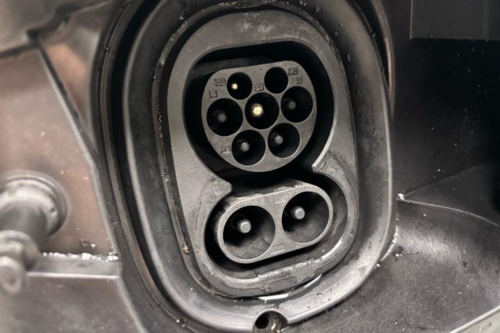 Grå Skoda Enyaq fra 2021