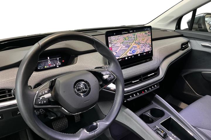 Grå Skoda Enyaq fra 2023