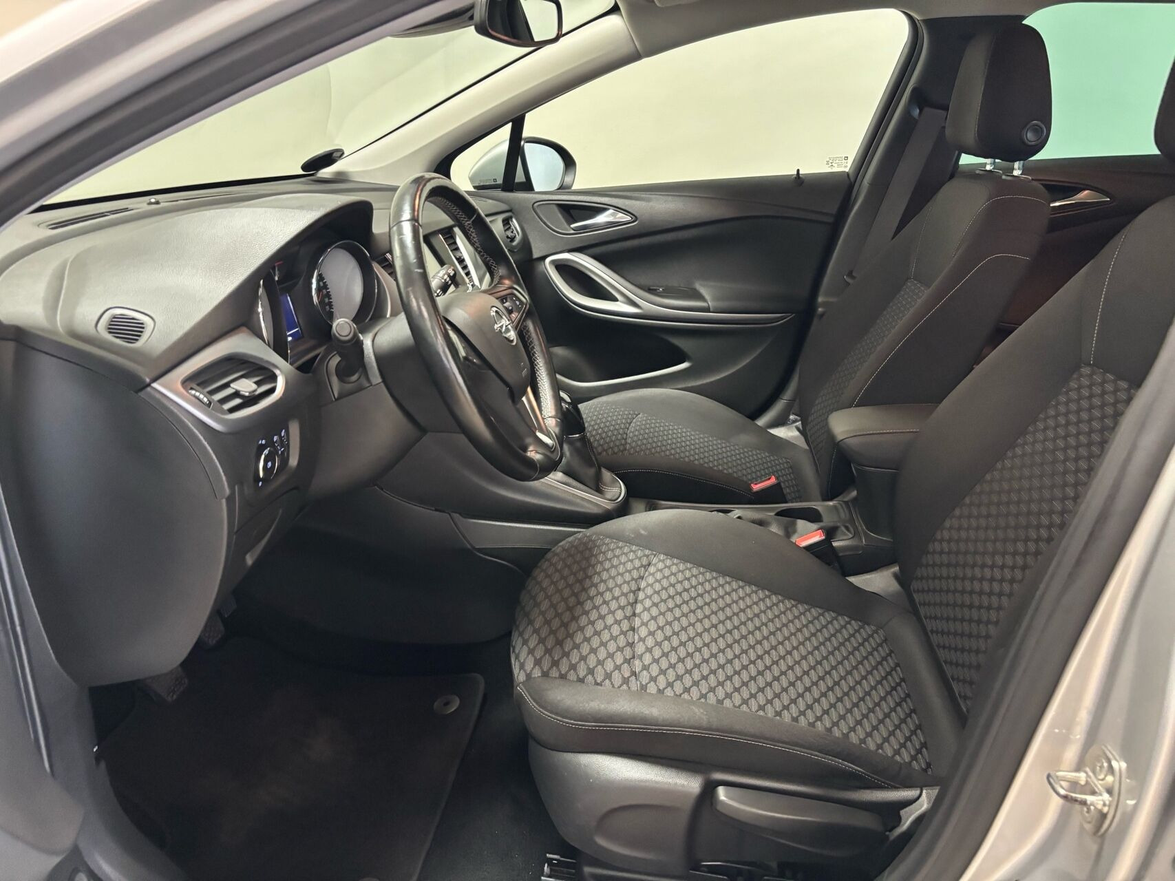 Grå Opel Astra fra 2018