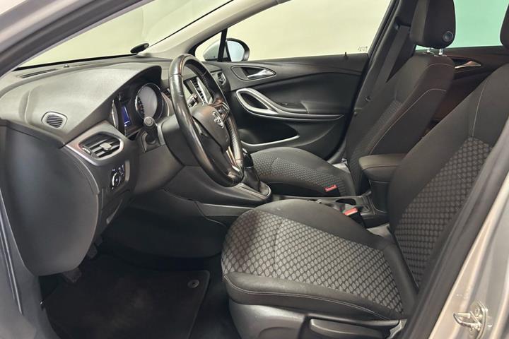 Grå Opel Astra fra 2018