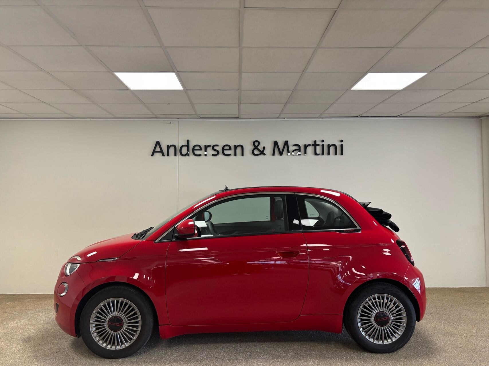 Rød Fiat 500e fra 2024
