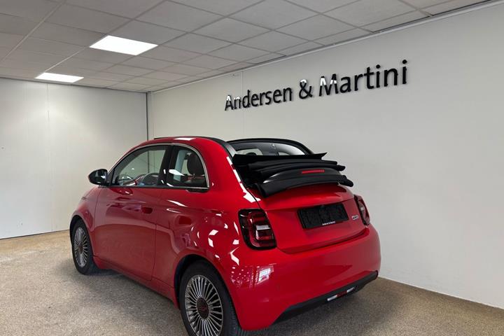 Rød Fiat 500e fra 2024