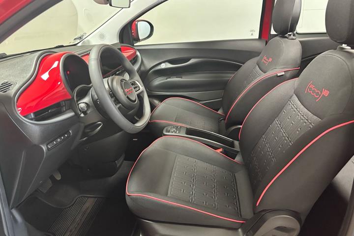 Rød Fiat 500e fra 2024