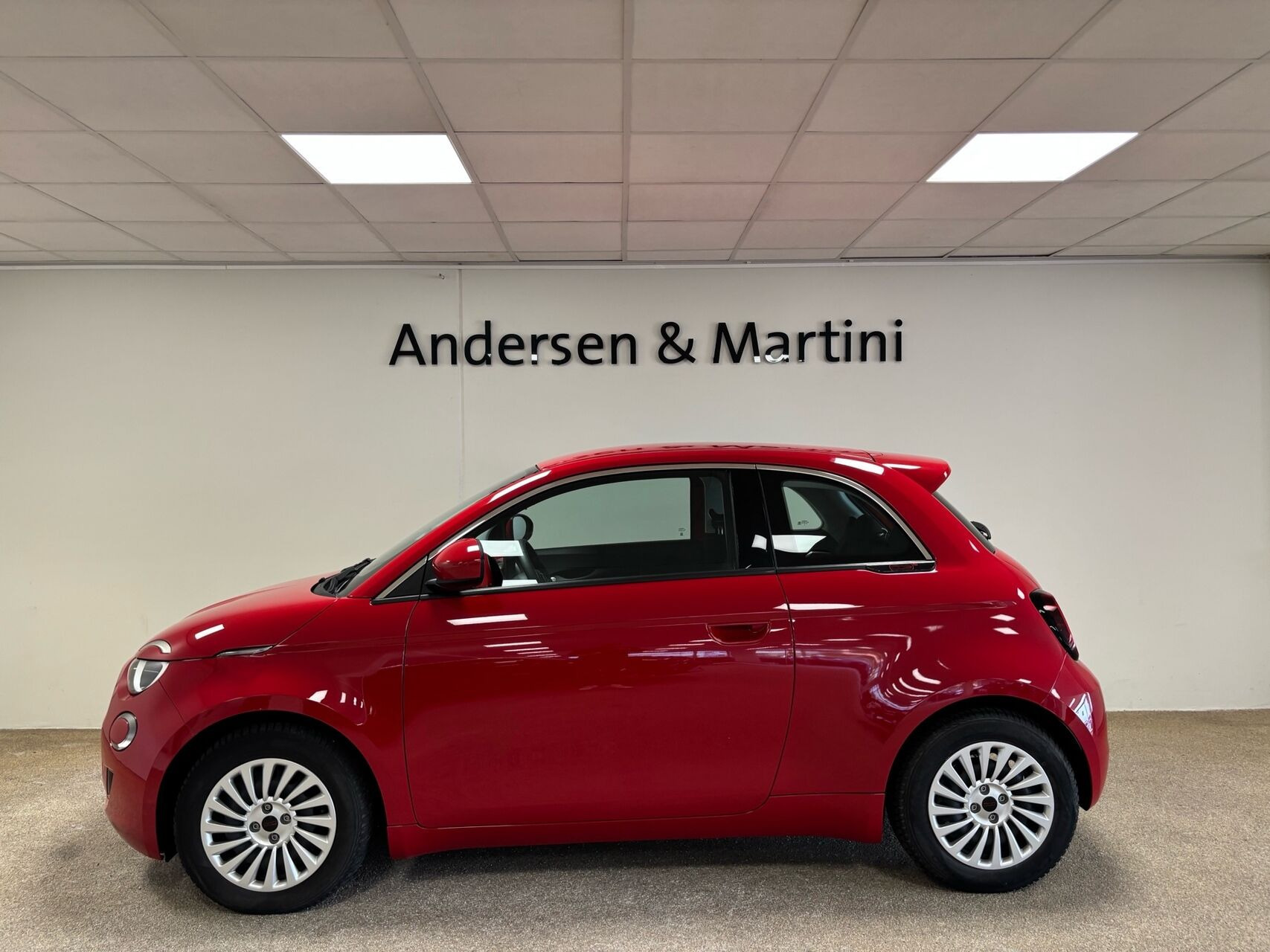 Rød Fiat 500e fra 2023