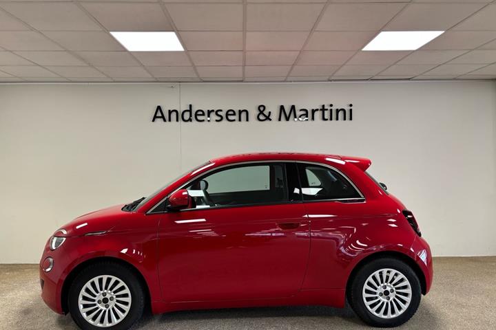 Rød Fiat 500e fra 2023