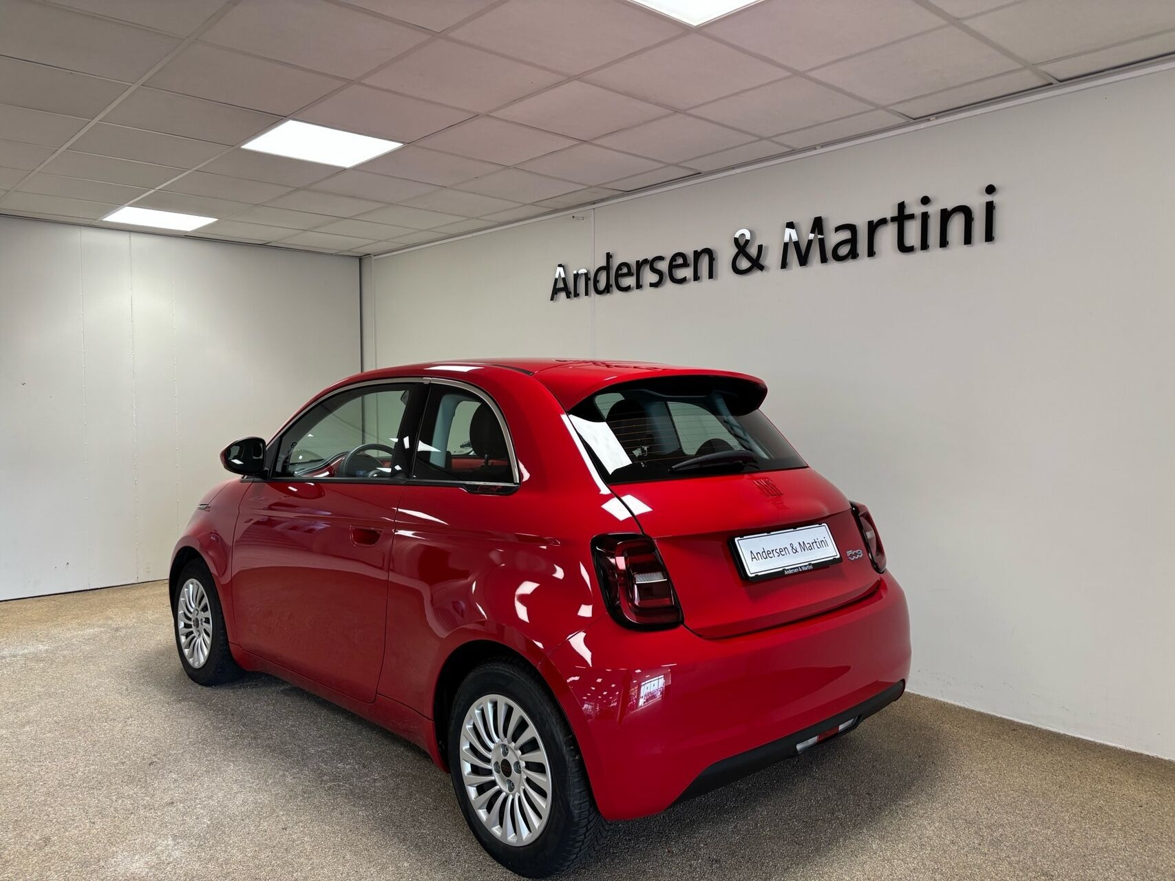 Rød Fiat 500e fra 2023