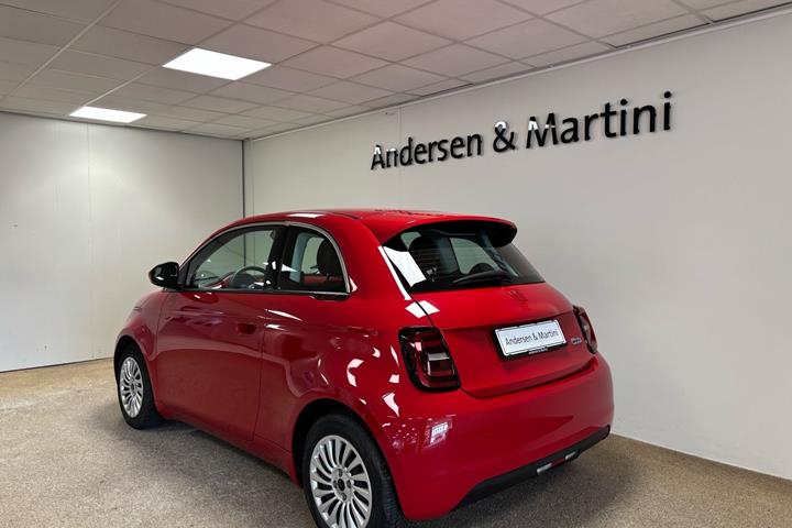 Rød Fiat 500e fra 2023