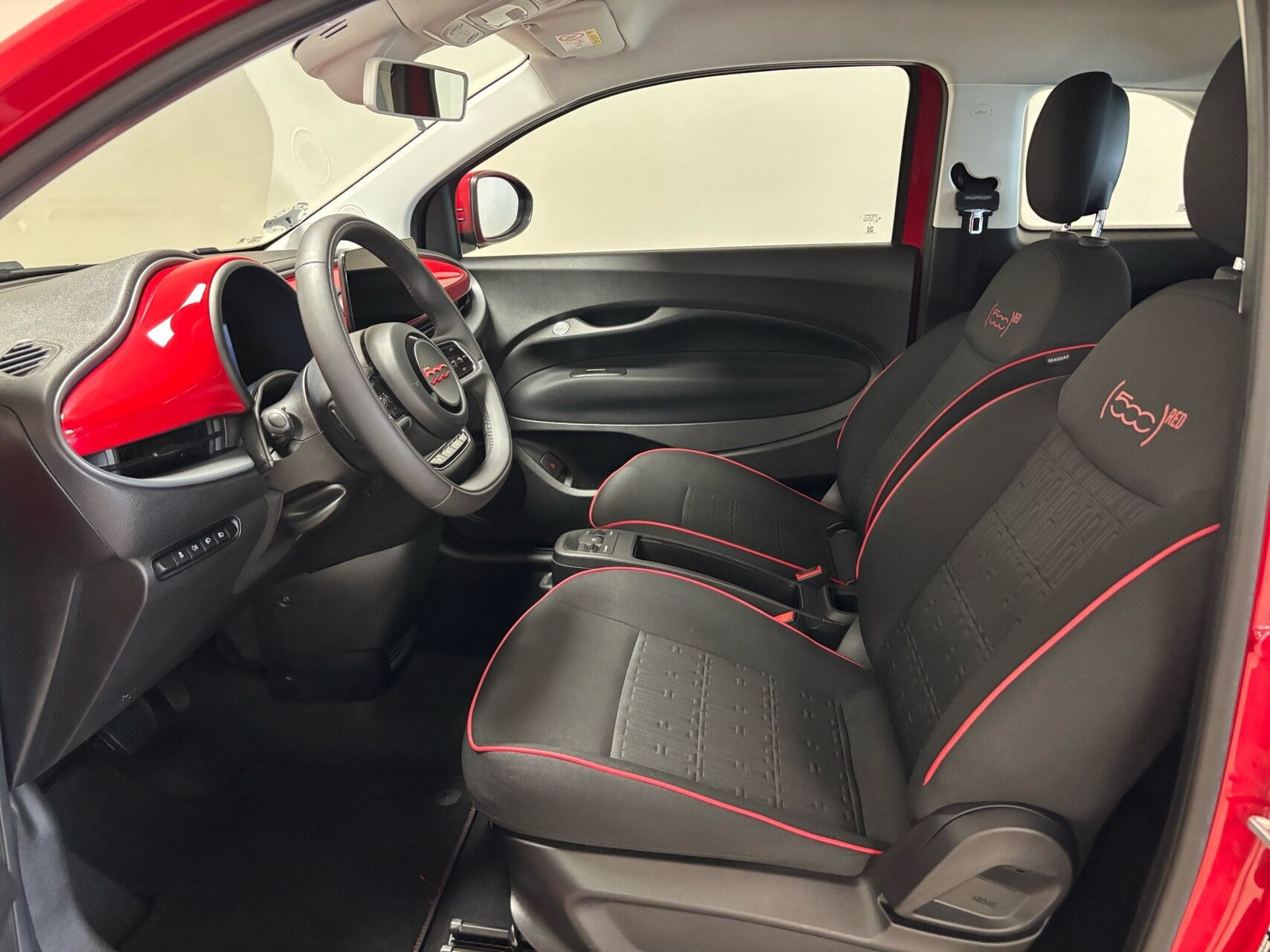 Rød Fiat 500e fra 2023