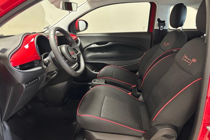 Rød Fiat 500e fra 2023