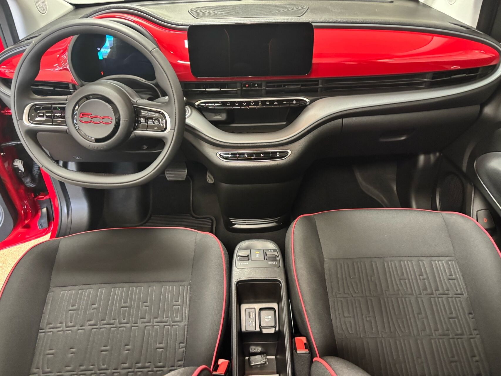 Rød Fiat 500e fra 2023