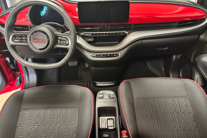 Rød Fiat 500e fra 2023