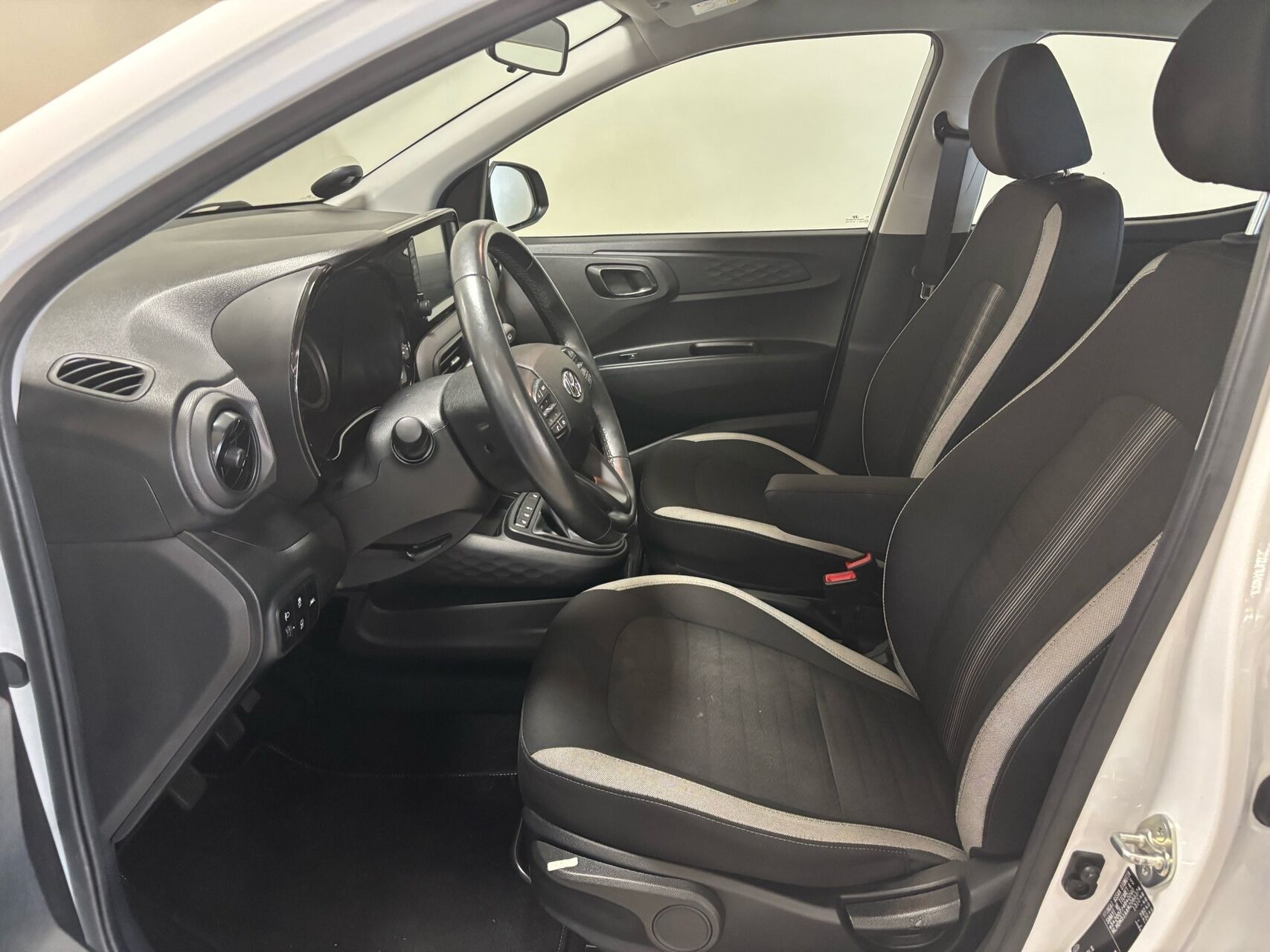 Hvid Hyundai i10 fra 2021