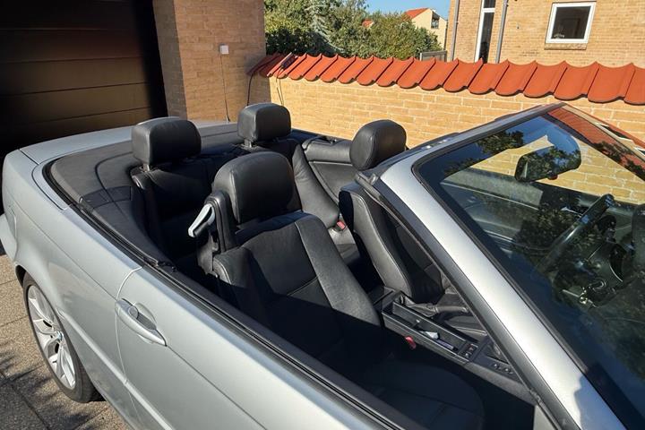 Sølv BMW 318Ci fra 2004