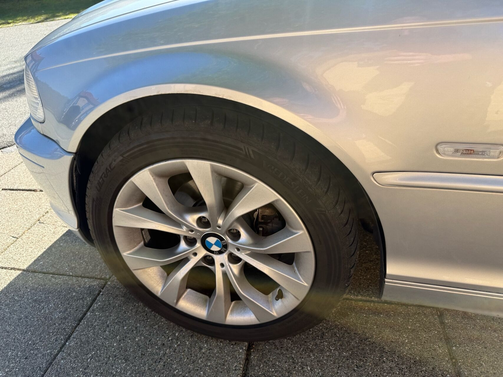 Sølv BMW 318Ci fra 2004