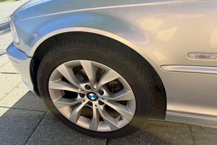 Sølv BMW 318Ci fra 2004