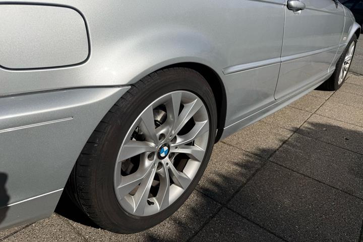 Sølv BMW 318Ci fra 2004