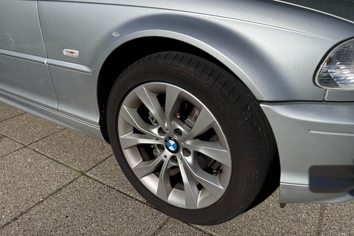 Sølv BMW 318Ci fra 2004