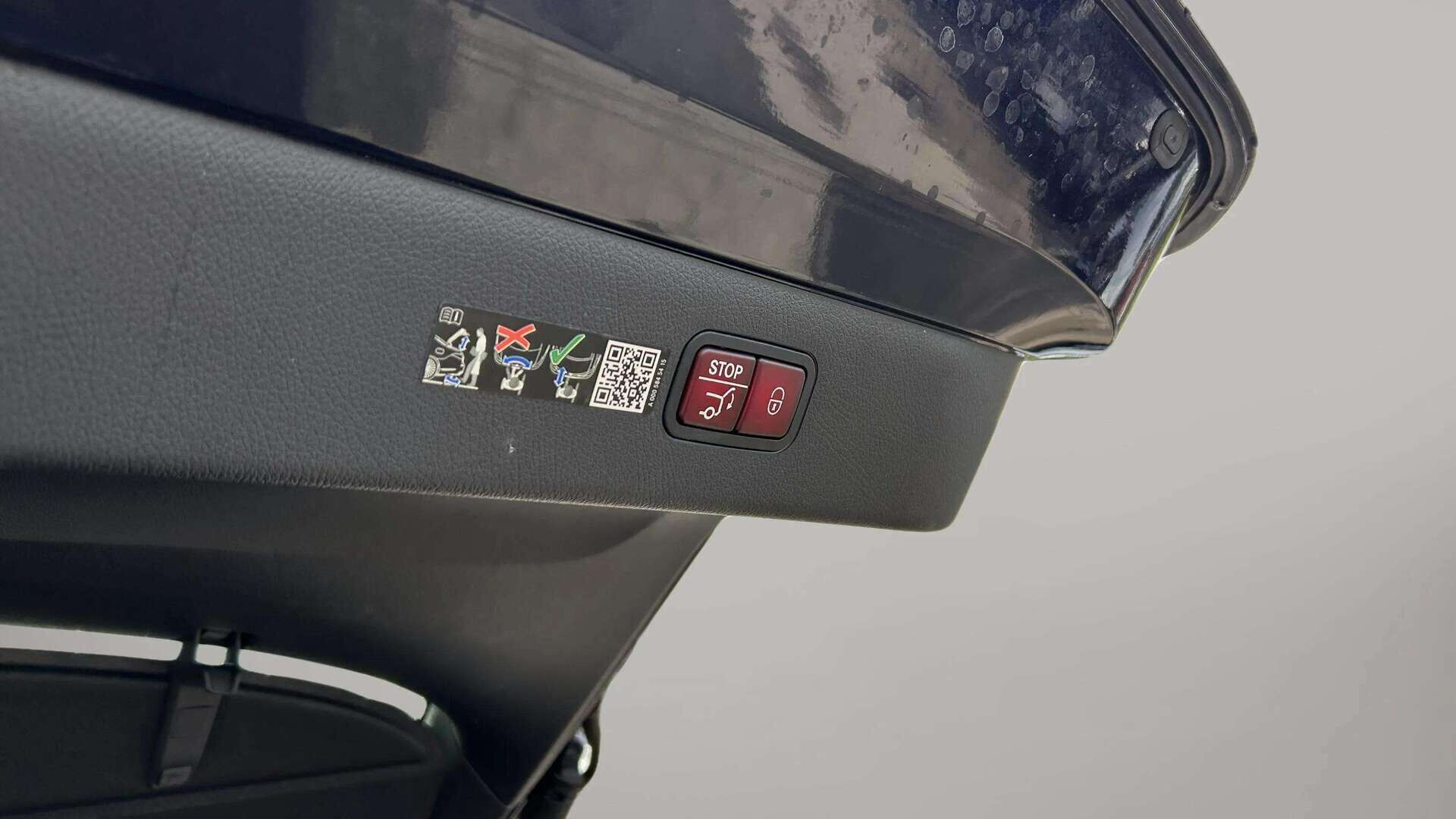 Blå Mercedes EQS 450+ fra 2023