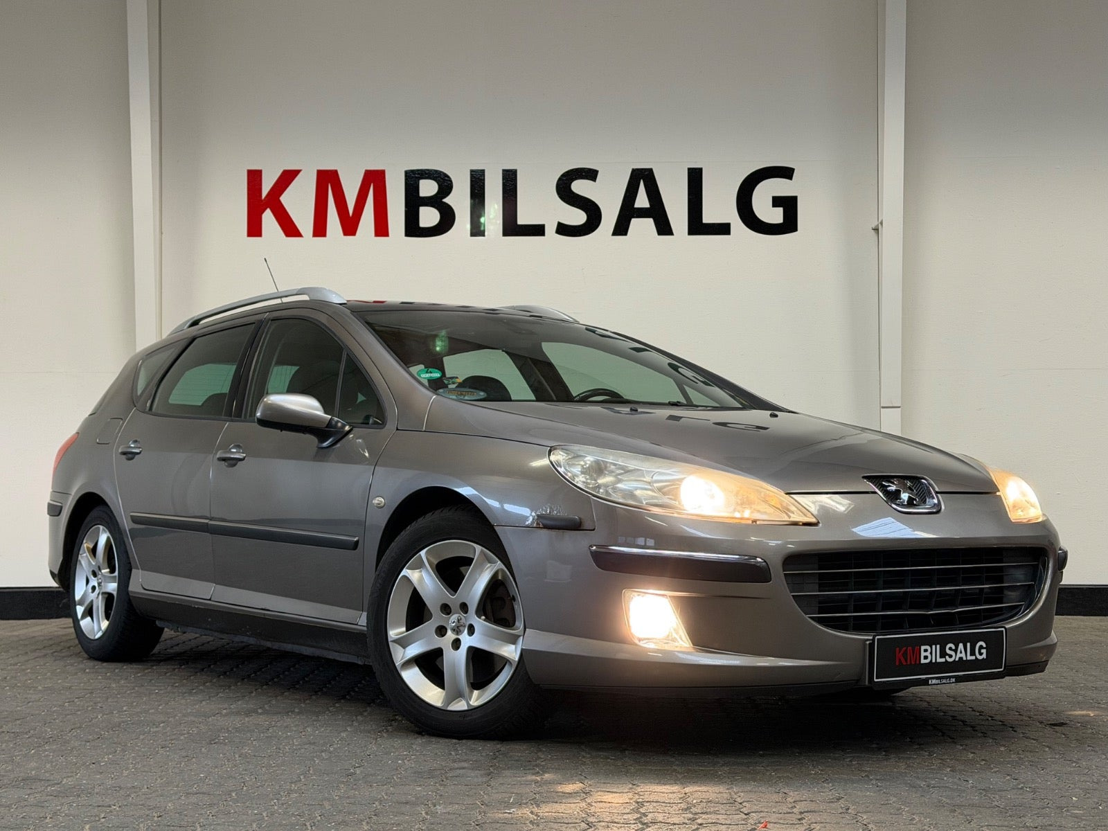 Orange Peugeot 407 fra 2005