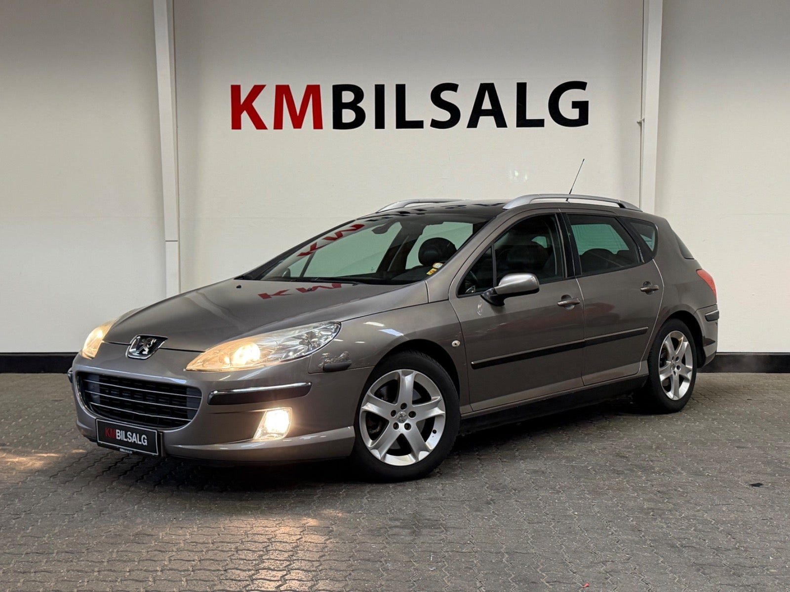 Orange Peugeot 407 fra 2005