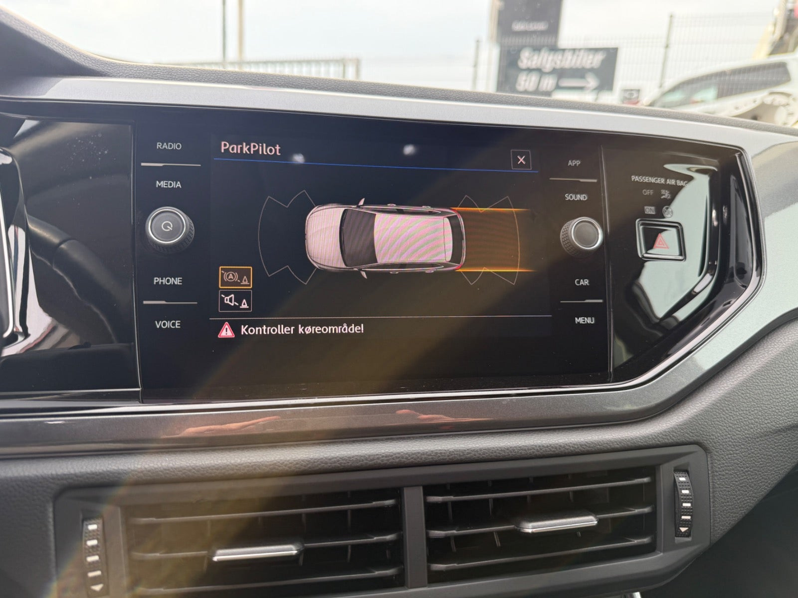 Grå VW Polo fra 2019
