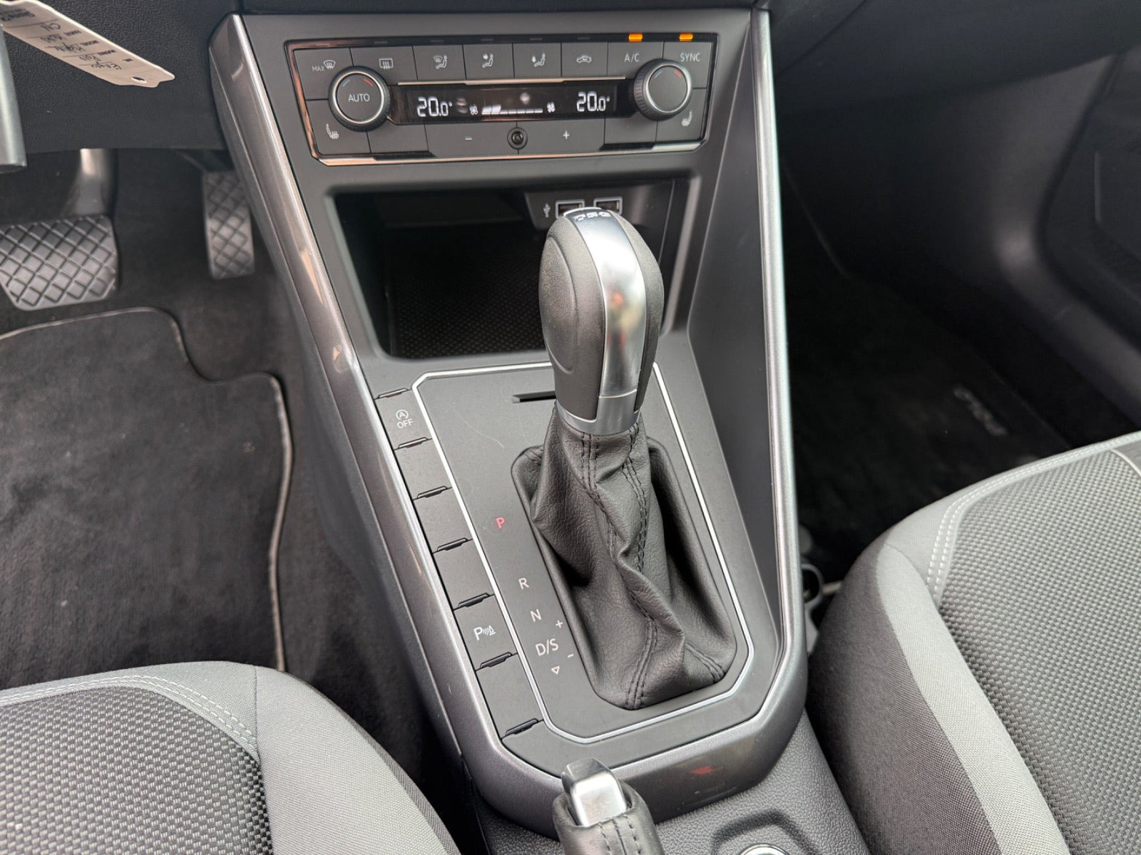 Grå VW Polo fra 2019