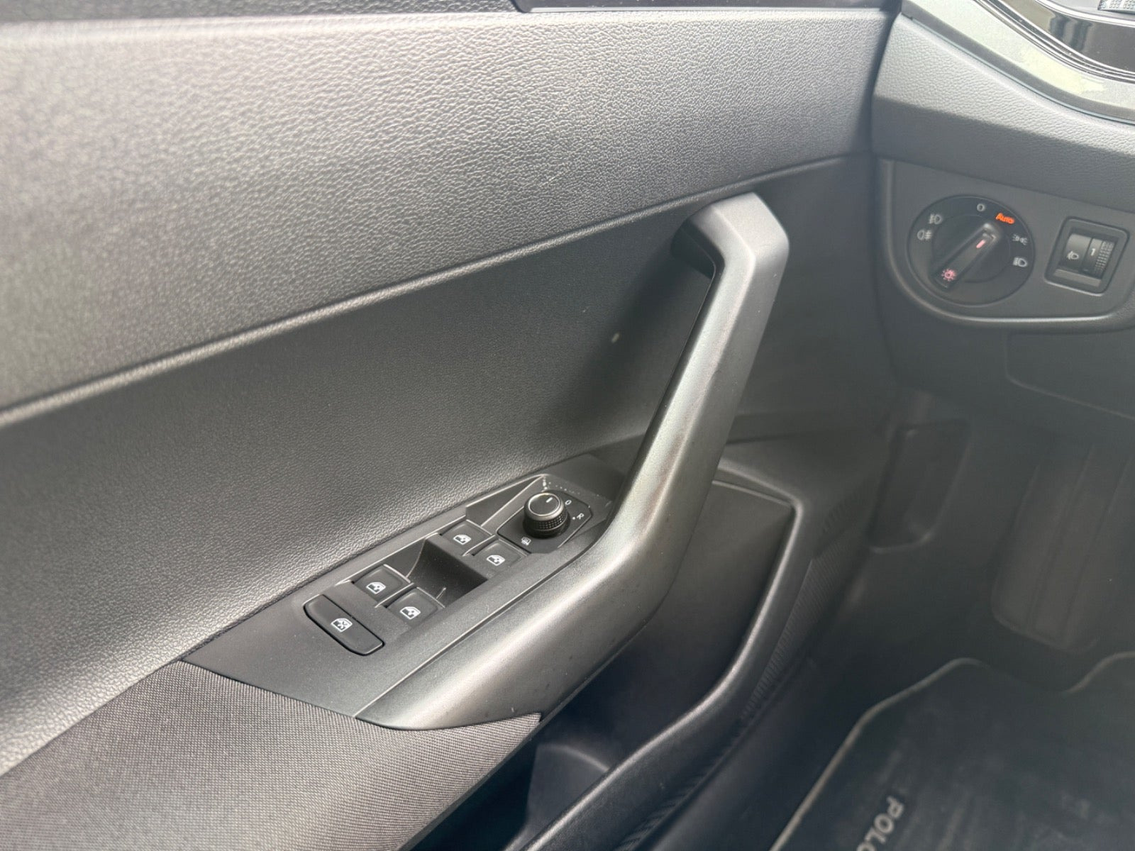 Grå VW Polo fra 2019