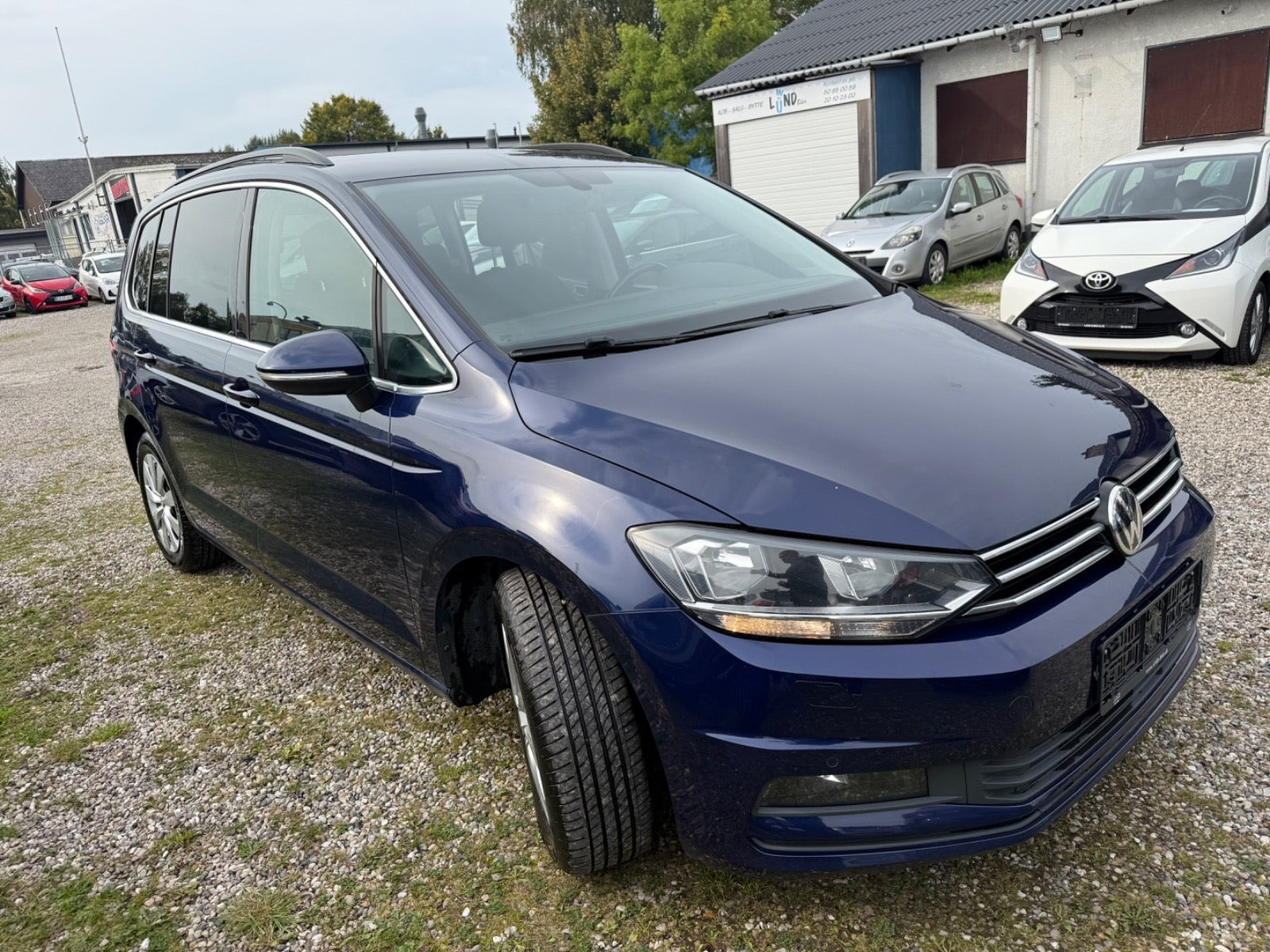 Blå VW Touran fra 2019
