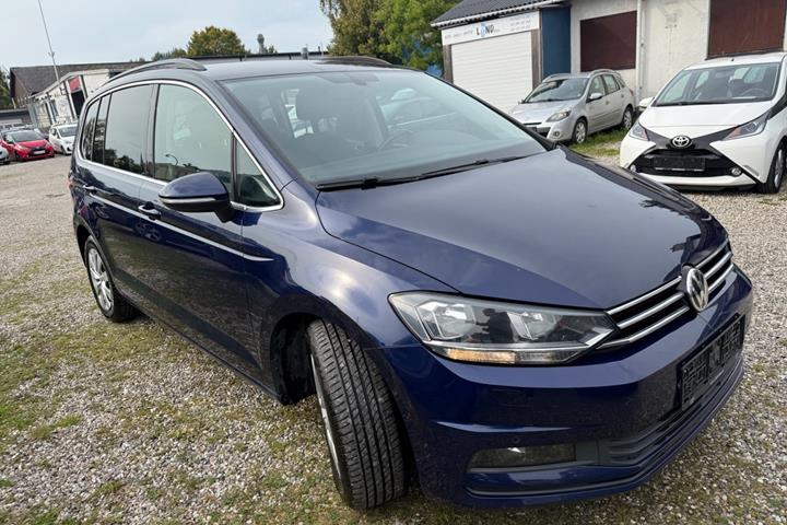 Blå VW Touran fra 2019